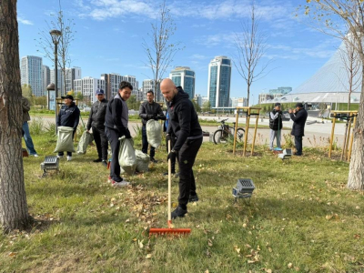 Столичные спортсмены приняли участие в субботнике в парке Влюблённых