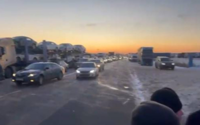 На дорогах Актюбинской области возобновляют движение. Колонны сопровождает полиция