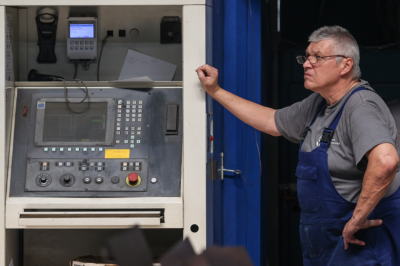 Вакансии для пенсионеров в 2026 году: где искать работу? Все о зарплатах