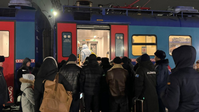 Поезда спасают: более 300 человек эвакуировали с закрытых дорог по всему Казахстану