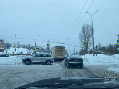 В Казани массовое ДТП спровоцировало длинную пробку