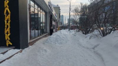 В Екатеринбурге посреди центральной улицы шестые сутки лежит огромная куча снега
