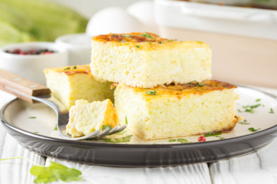 Омлет с сыром в духовке &mdash; похож на пирог, нежный, как суфле: обалденная альтернатива яичнице