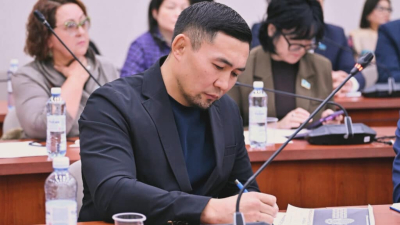 Депутат Назаров решил поздравить маму с трибуны мажилиса