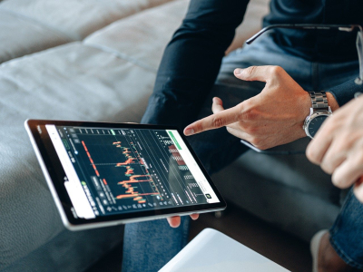 S&amp;P 500 держится у рекордных уровней на фоне ожиданий по ставке ФРС