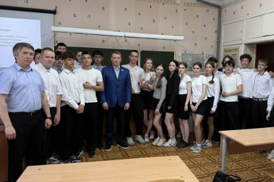 Член Генсовета &laquo;Единой России&raquo; обсудил с учащимися вызовы современности