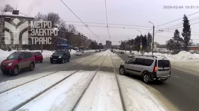 Появилось видео с моментом ДТП, где легковушка столкнулась с трамваем 05/02/2026 &ndash; Новости