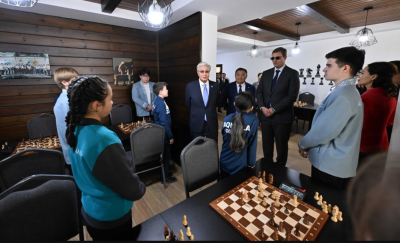 Токаев оставил памятную подпись на шахматной доске в Кокшетау